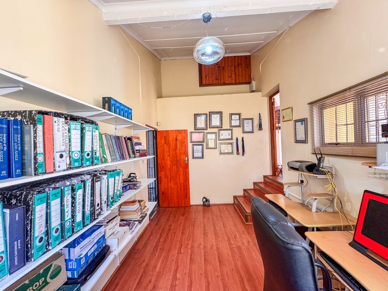 3 Bedroom Home Filled With Character, Space & Endless Potential in Umgeni Park, Durban North - Photo 8