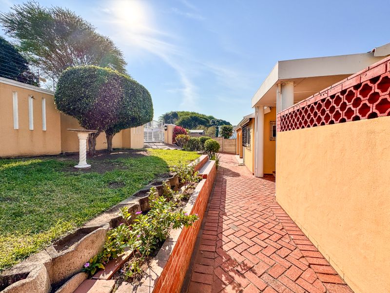 3 Bedroom Home Filled With Character, Space & Endless Potential in Umgeni Park, Durban North - Photo 6