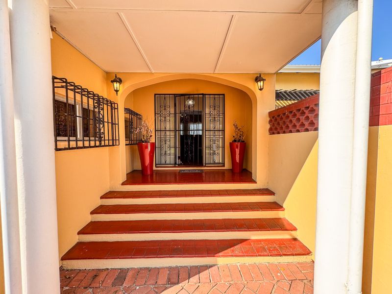 3 Bedroom Home Filled With Character, Space & Endless Potential in Umgeni Park, Durban North - Photo 1