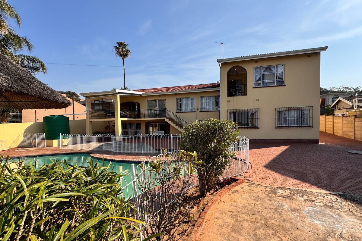 3 Bedroom Home Filled With Character, Space & Endless Potential in Umgeni Park, Durban North - Photo 2