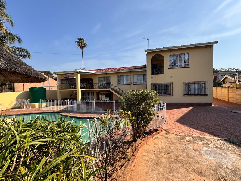3 Bedroom Home Filled With Character, Space & Endless Potential in Umgeni Park, Durban North - Photo 2