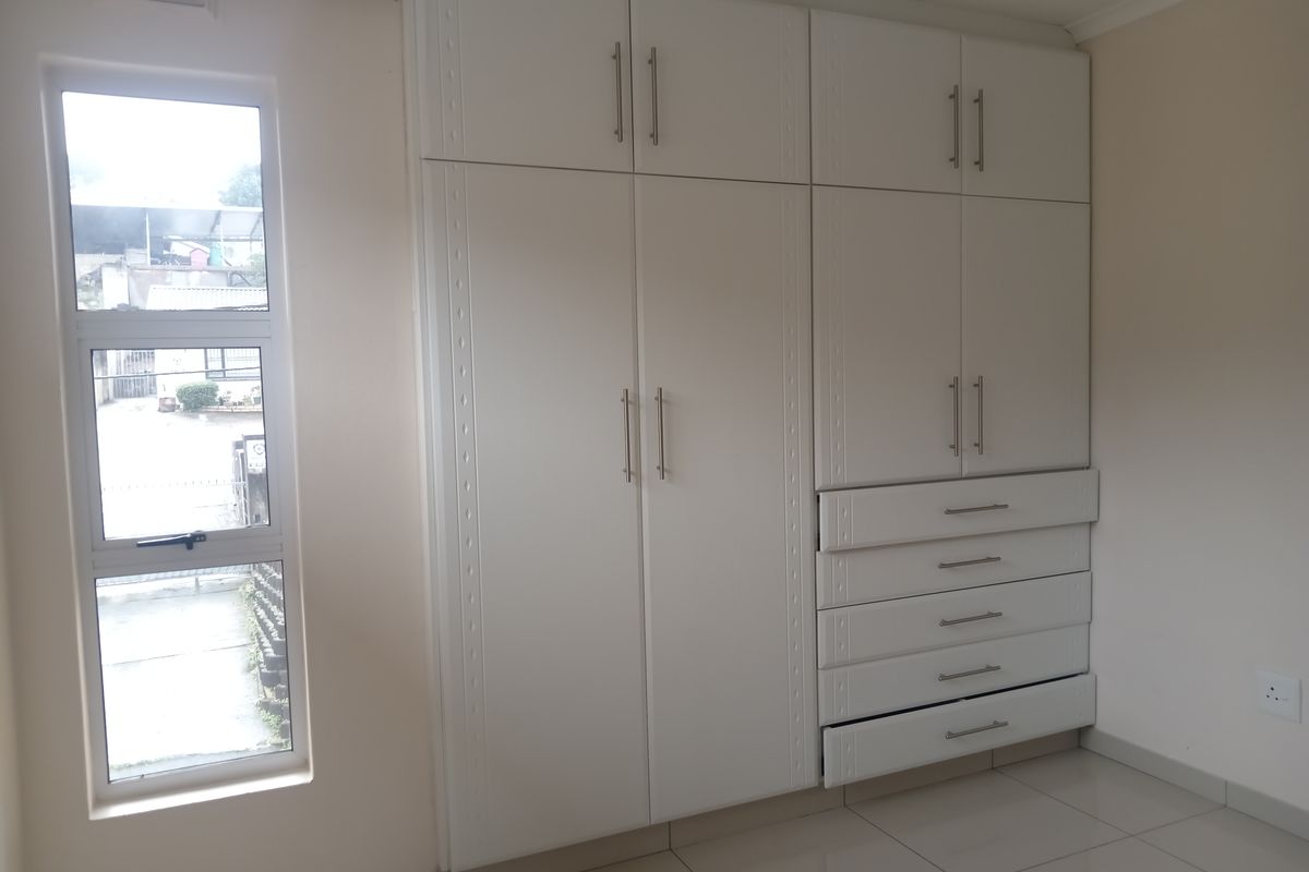 3 - Bedroom Apartment at Sash On Oaks - Photo 5