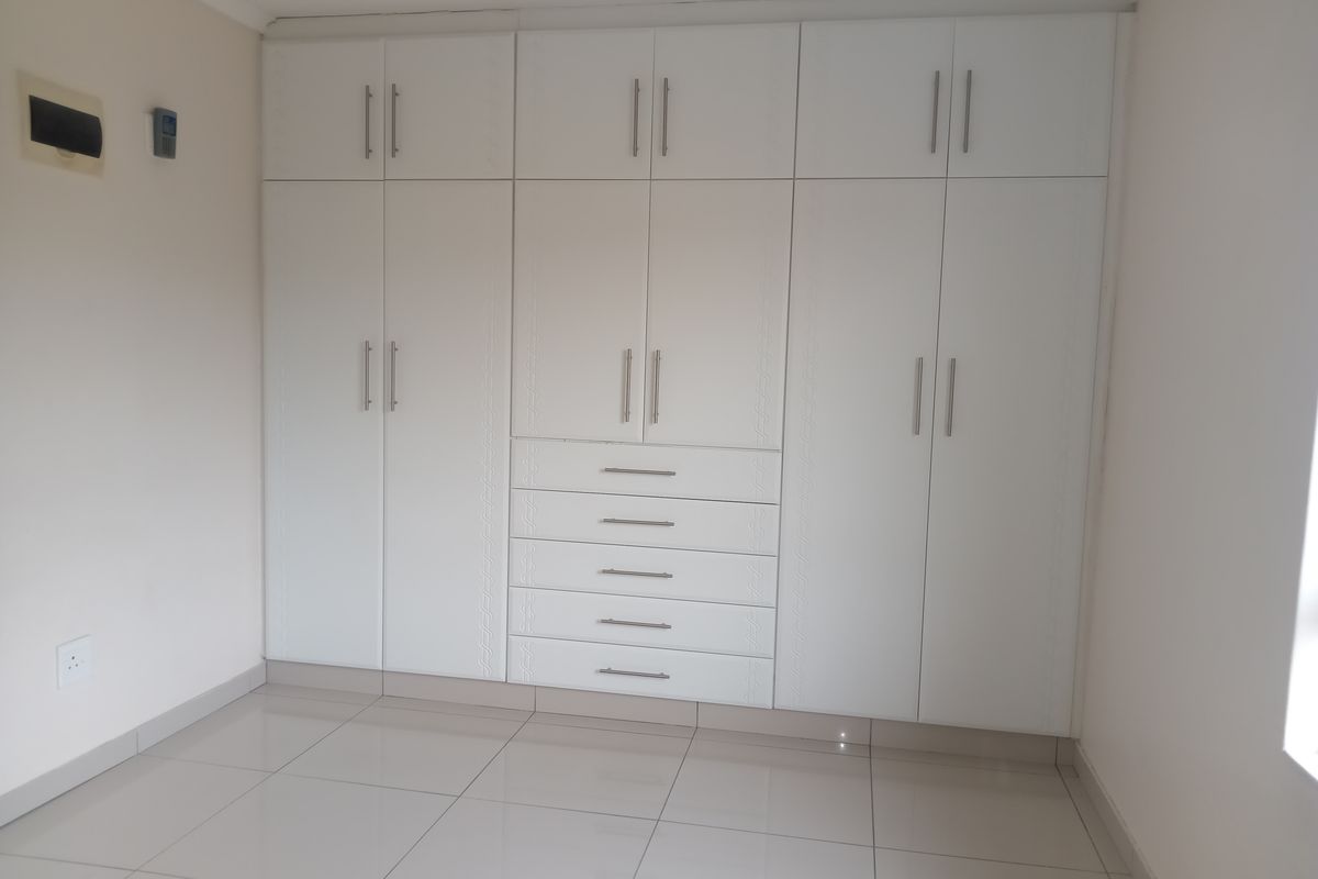 3 - Bedroom Apartment at Sash On Oaks - Photo 3