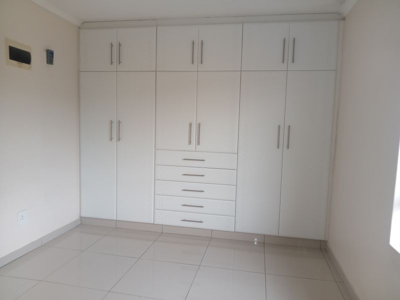 3 - Bedroom Apartment at Sash On Oaks - Photo 3