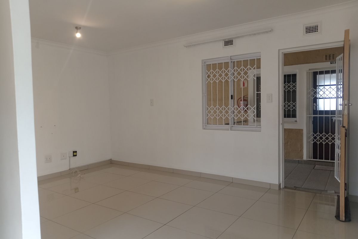 3 - Bedroom Apartment at Sash On Oaks - Photo 2