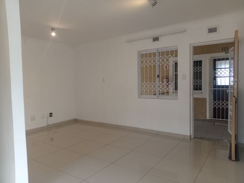 3 - Bedroom Apartment at Sash On Oaks - Photo 2