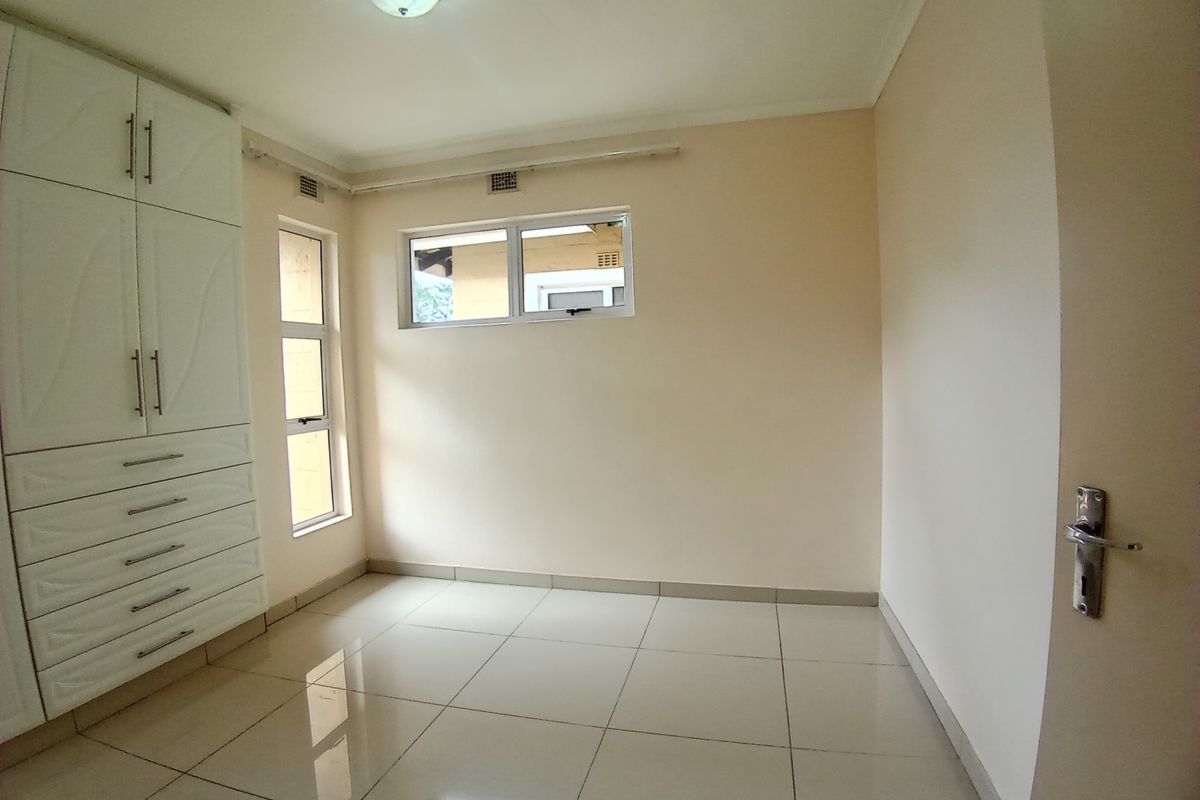 3 - Bedroom Apartment at Sash On Oaks - Photo 4
