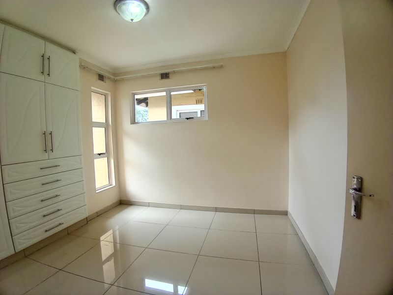 3 - Bedroom Apartment at Sash On Oaks - Photo 4
