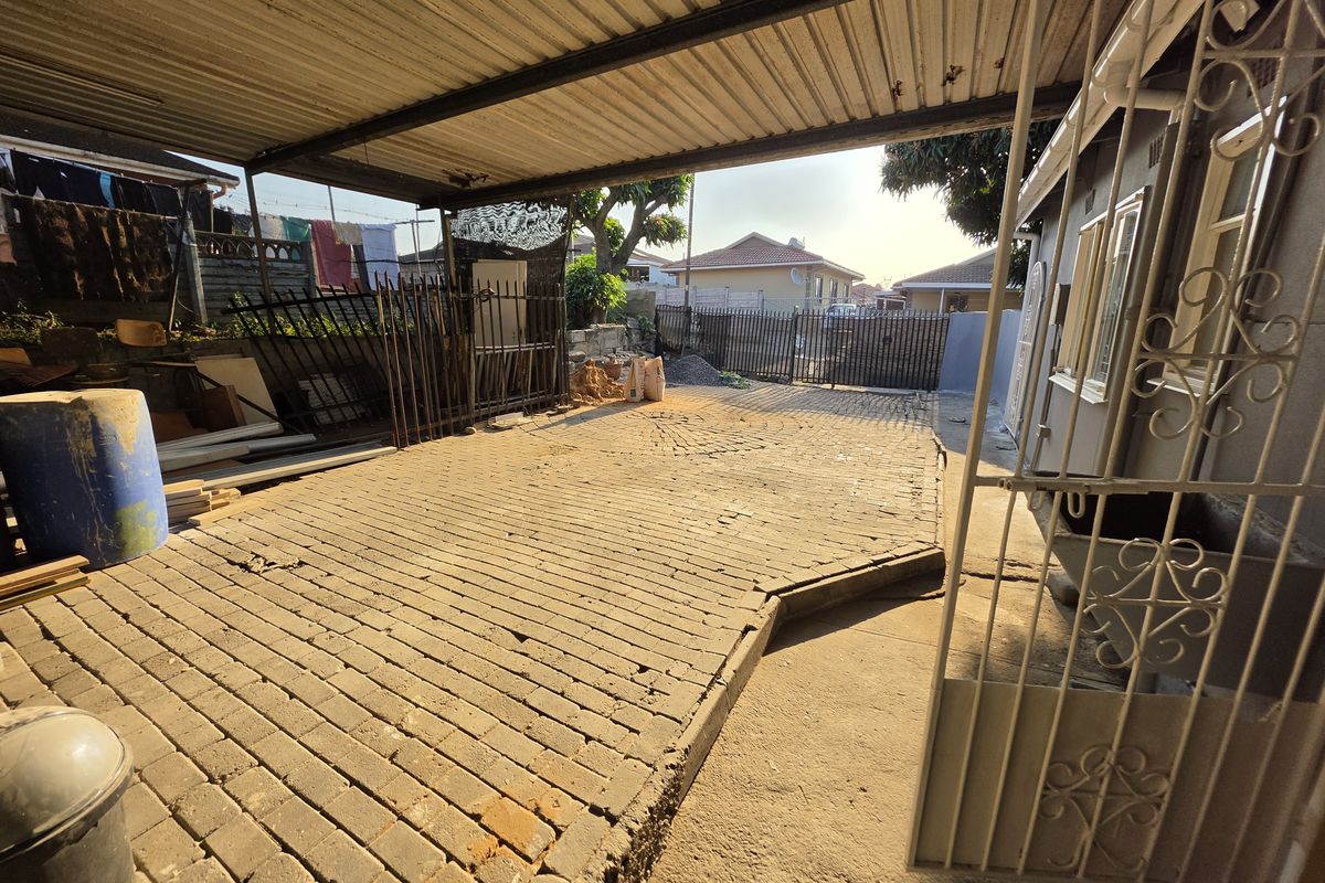 Prime Corner Investment! Spacious 3-Bedroom Simplex in Foresthaven for Sale - Photo 4