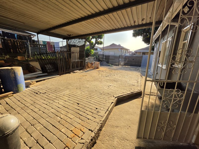 Prime Corner Investment! Spacious 3-Bedroom Simplex in Foresthaven for Sale - Photo 4