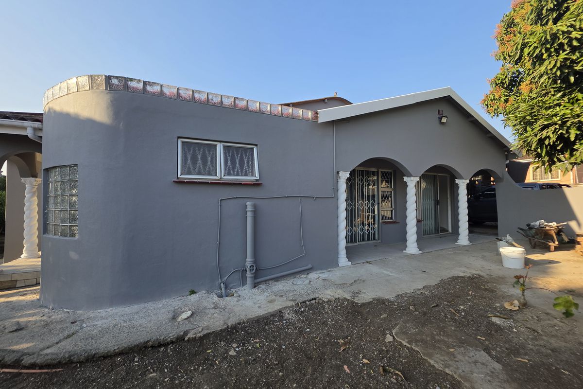 Prime Corner Investment! Spacious 3-Bedroom Simplex in Foresthaven for Sale - Photo 2