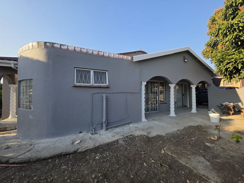 Prime Corner Investment! Spacious 3-Bedroom Simplex in Foresthaven for Sale - Photo 2