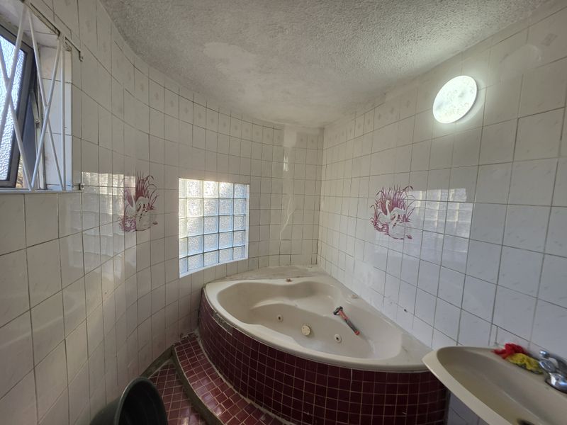 Prime Corner Investment! Spacious 3-Bedroom Simplex in Foresthaven for Sale - Photo 10