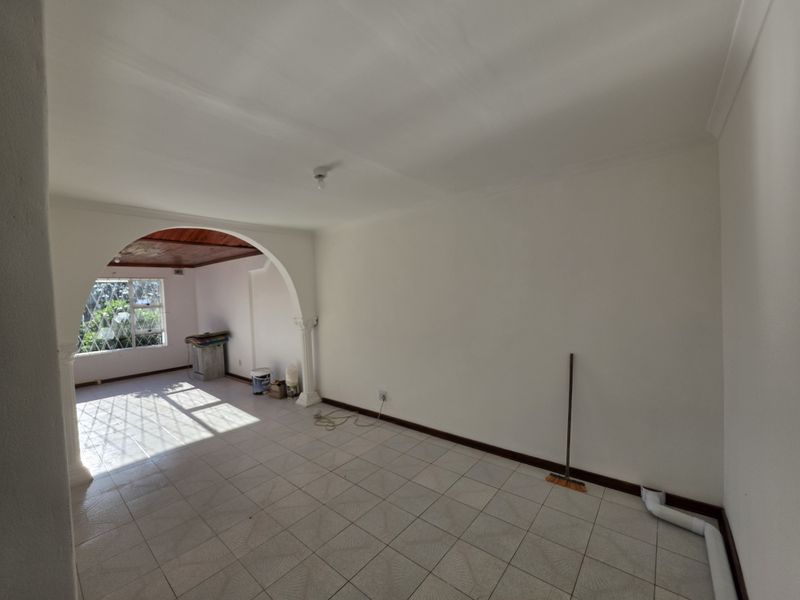 Prime Corner Investment! Spacious 3-Bedroom Simplex in Foresthaven for Sale - Photo 7