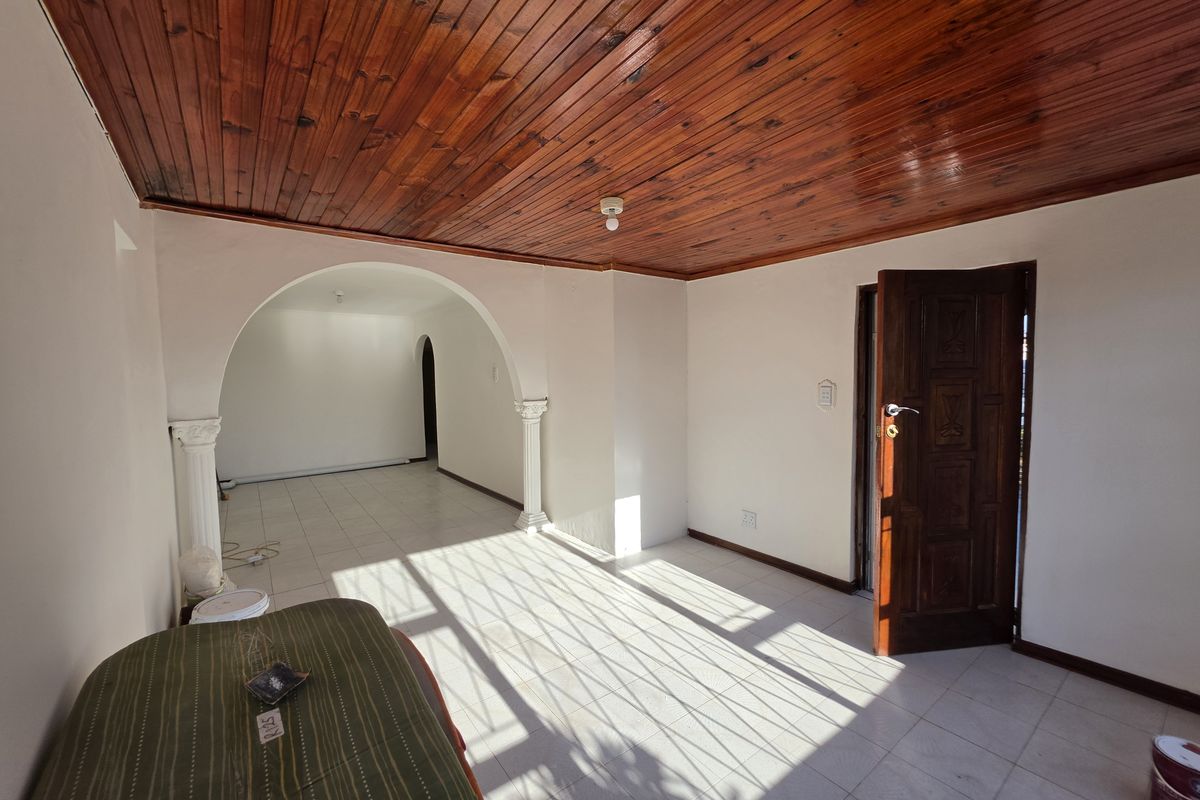 Prime Corner Investment! Spacious 3-Bedroom Simplex in Foresthaven for Sale - Photo 5