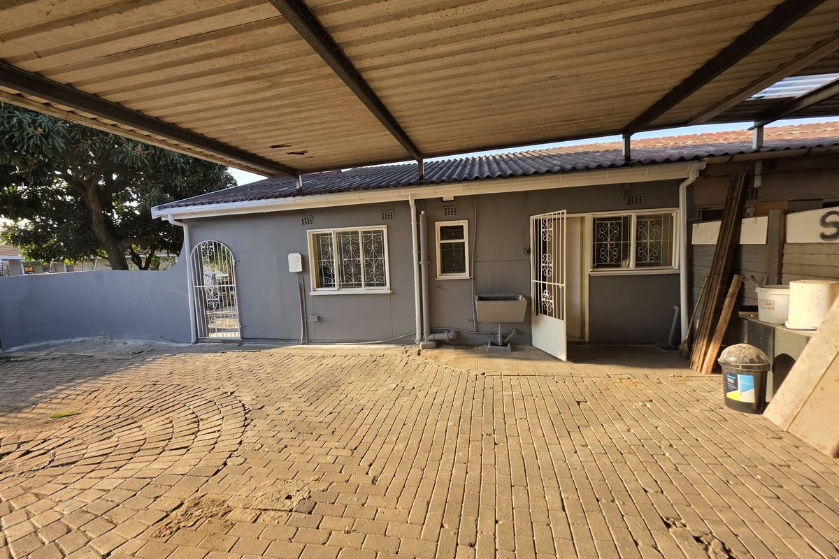 Prime Corner Investment! Spacious 3-Bedroom Simplex in Foresthaven for Sale - Photo 3