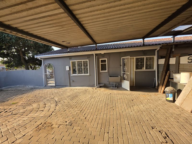 Prime Corner Investment! Spacious 3-Bedroom Simplex in Foresthaven for Sale - Photo 3