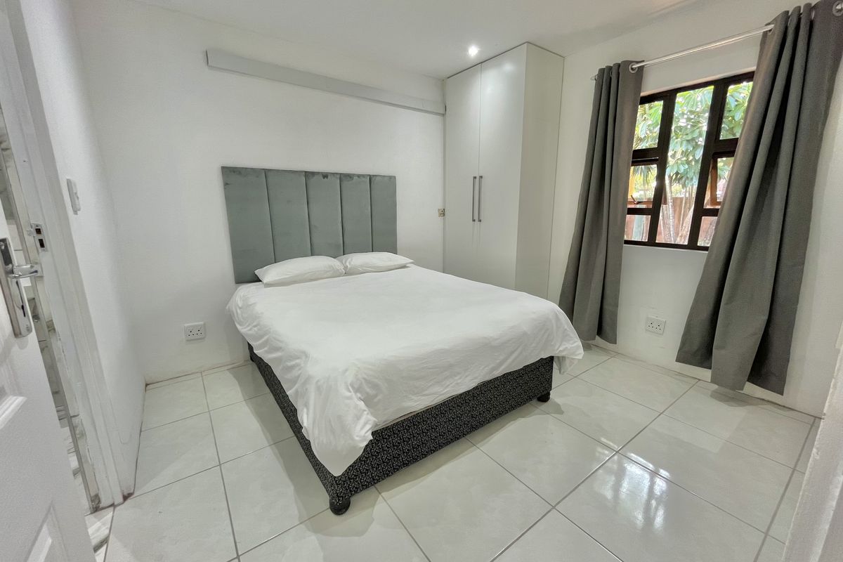 Modern 1 Bedroom Semi-Furnished Flat to Rent in Durban North – Available Immediately! - Photo 3