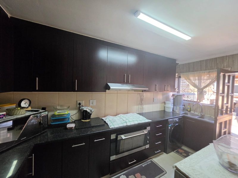 3 bedroom house for sale in caneside phoenix with a rental income - Photo 2