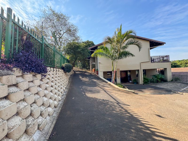8 Bedroom Fully Furnished House To Rent in La Lucia - Photo 1