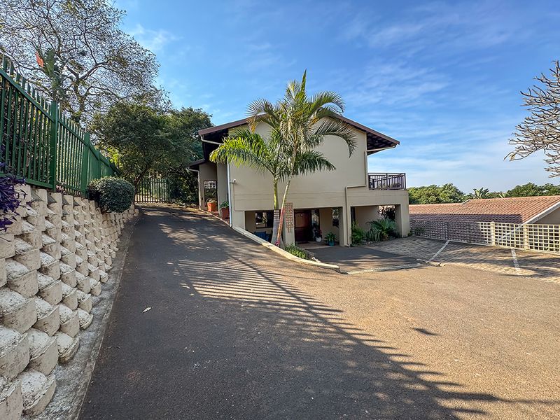 8 Bedroom Fully Furnished House To Rent in La Lucia - Photo 2