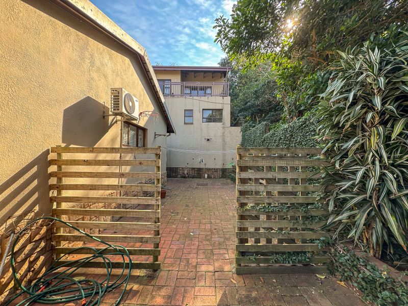 8 Bedroom Fully Furnished House To Rent in La Lucia - Photo 5