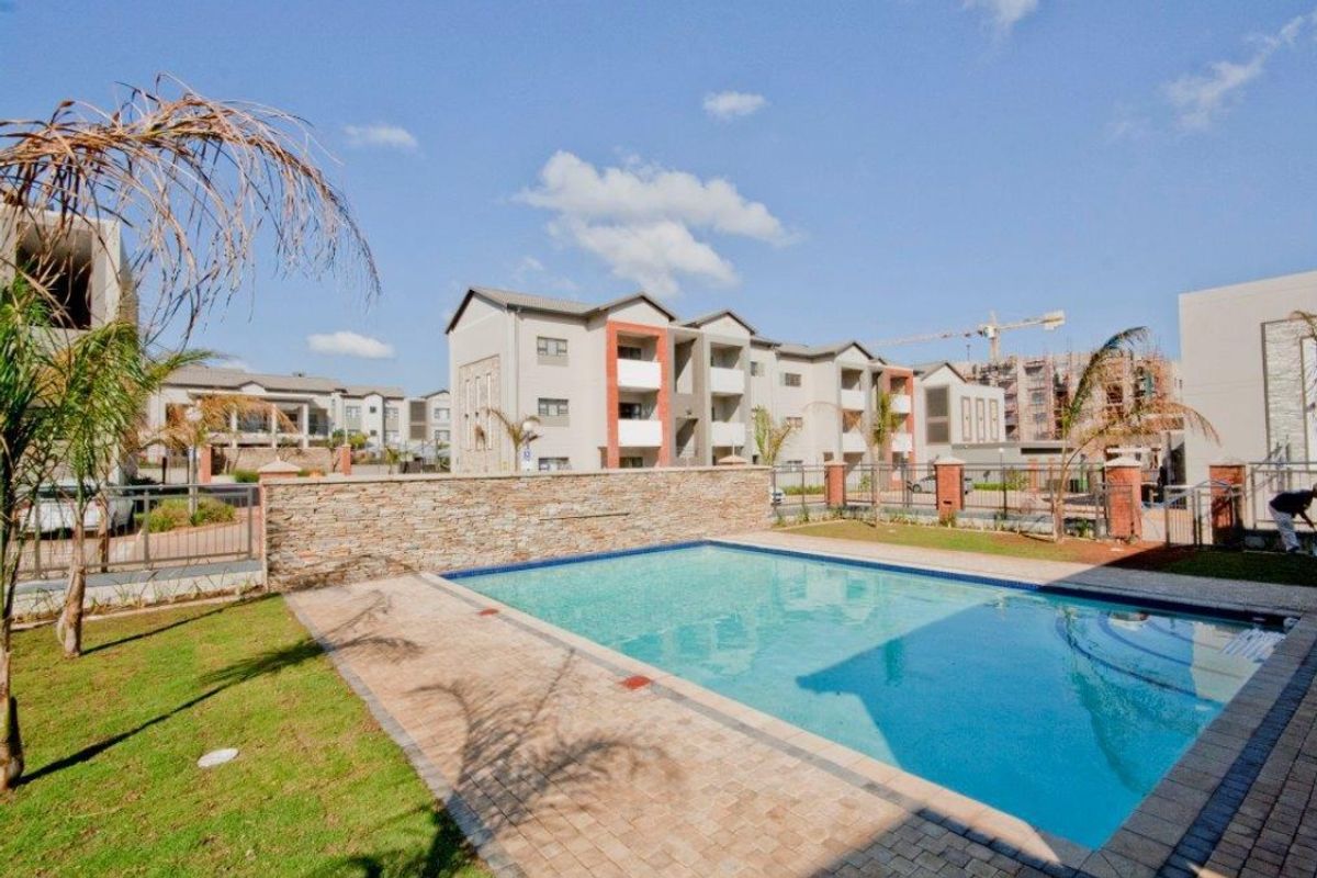 Luxury Fully Furnished 2-Bedroom Apartment - Photo 2