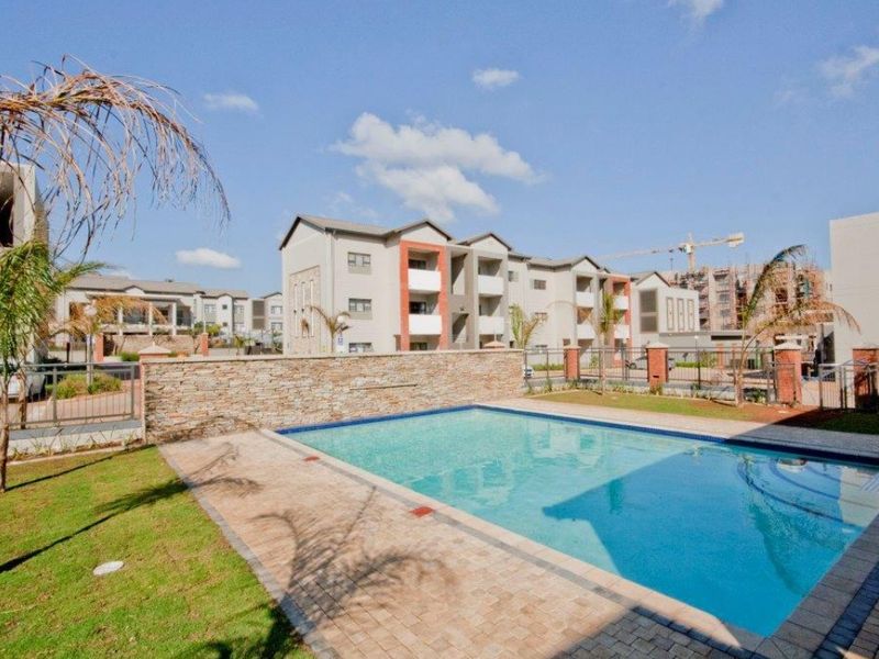 Luxury Fully Furnished 2-Bedroom Apartment - Photo 2