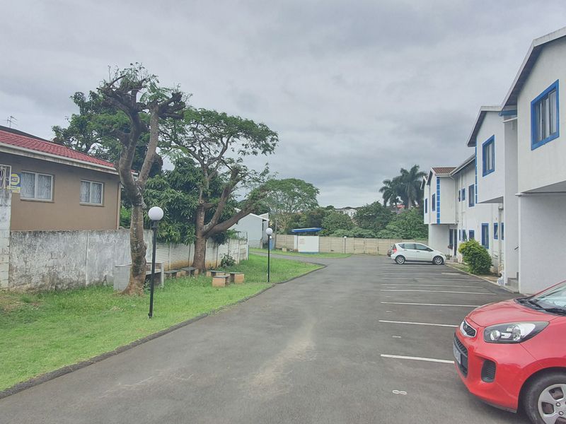 Spacious Three Bedroom Apartment in Sunford for Sale - Photo 3