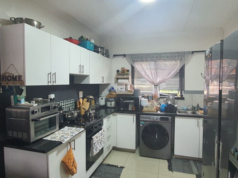 Spacious Three Bedroom Apartment in Sunford for Sale - Photo 8