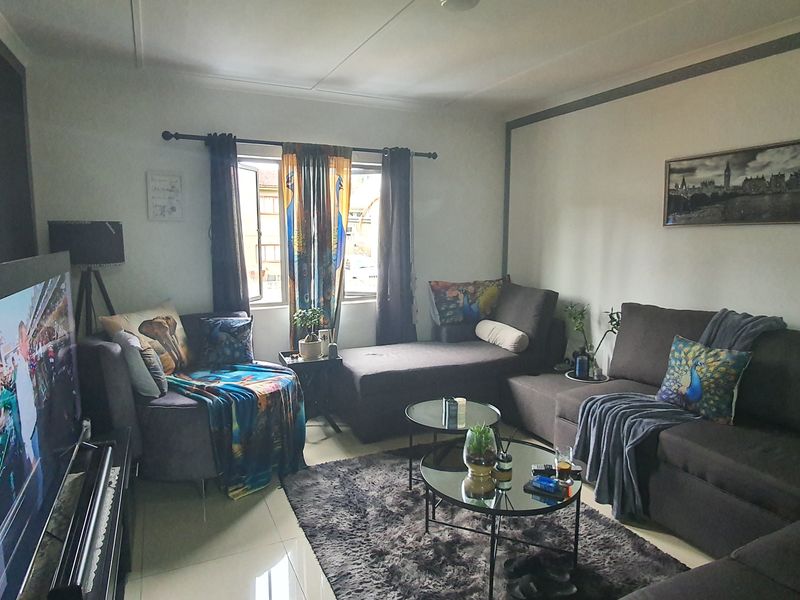Spacious Three Bedroom Apartment in Sunford for Sale - Photo 7