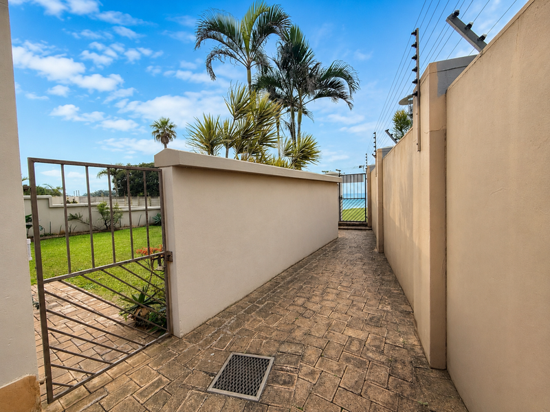 Apartment For Sale In Margate - Photo 3