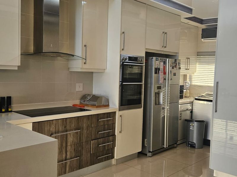 Prime Property presents The Raffles Penthouse for rent - Photo 4