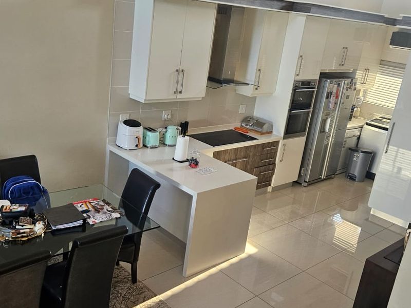 Prime Property presents The Raffles Penthouse for rent - Photo 5