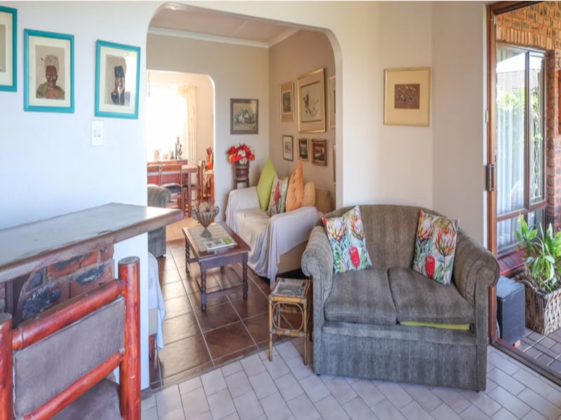 3 bedroom House with granny flat & pool - Photo 2