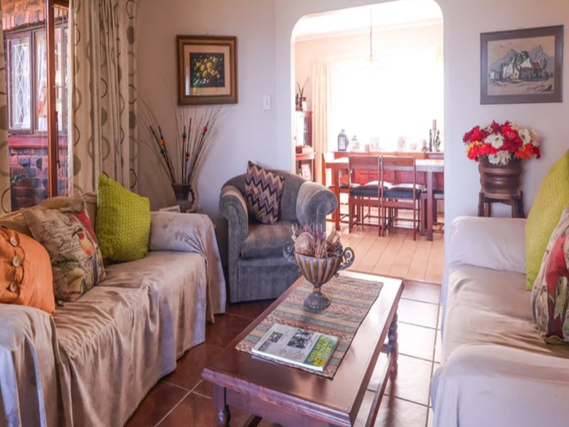 3 bedroom House with granny flat & pool - Photo 4