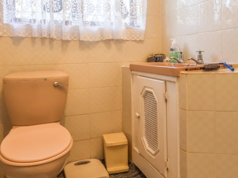 3 bedroom House with granny flat & pool - Photo 9