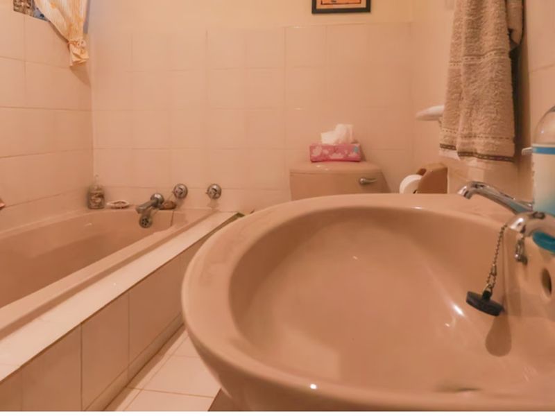 3 bedroom House with granny flat & pool - Photo 8