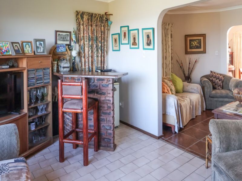 3 bedroom House with granny flat & pool - Photo 5