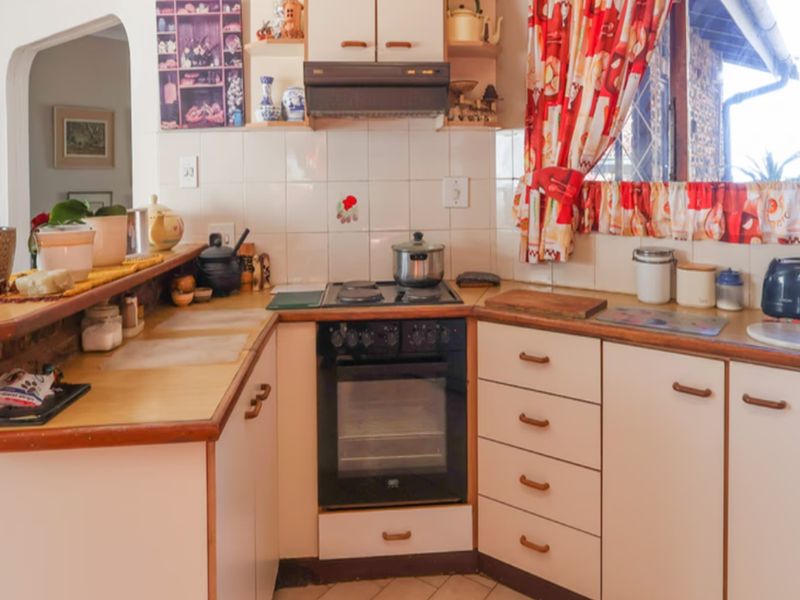 3 bedroom House with granny flat & pool - Photo 7