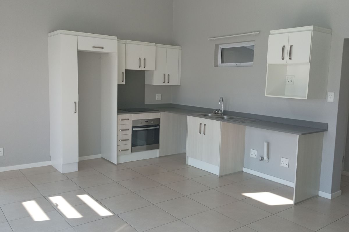 Stylish Yet Practical 2 Bedroom 2 Bathroom Apartment in the Paulshof - Photo 4