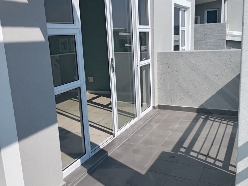 Stylish Yet Practical 2 Bedroom 2 Bathroom Apartment in the Paulshof - Photo 8
