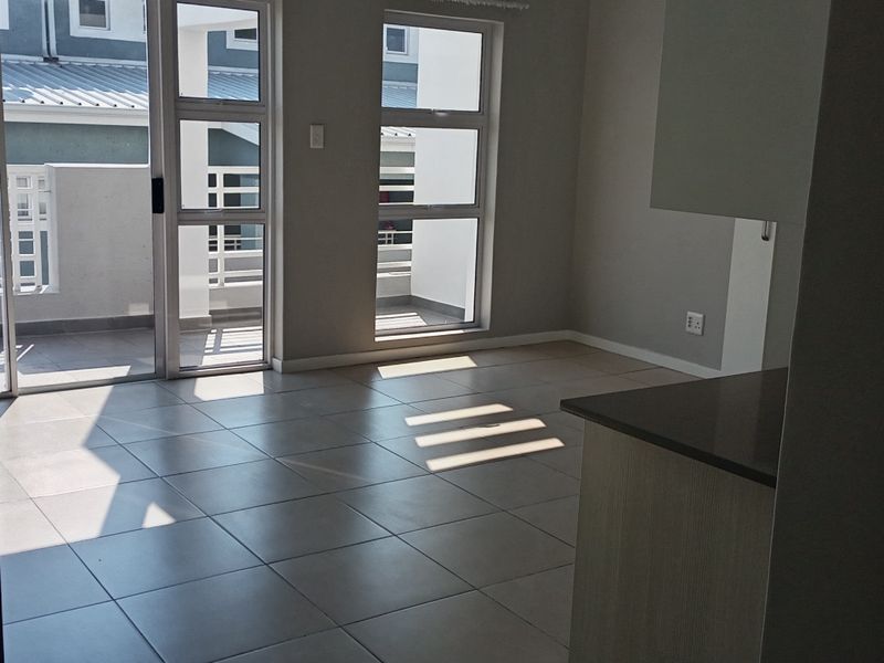 Stylish Yet Practical 2 Bedroom 2 Bathroom Apartment in the Paulshof - Photo 3