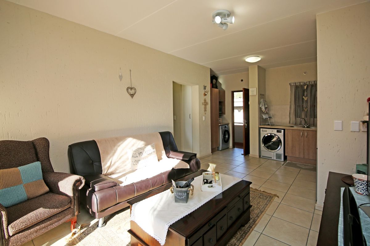 1 Bedroom 1 Bathroom Second floor apartment available in Douglasgate, Douglasdale - Photo 3