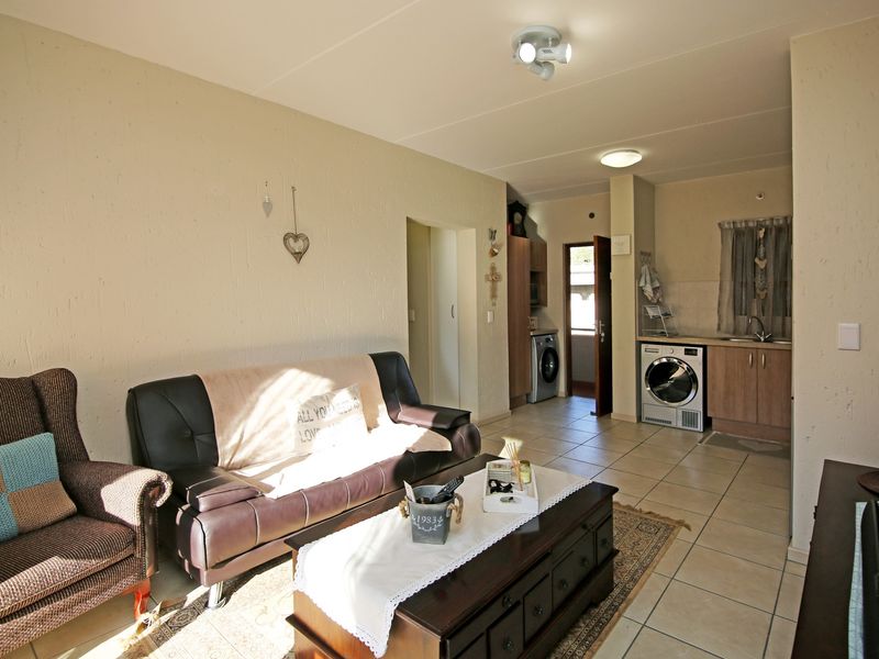 1 Bedroom 1 Bathroom Second floor apartment available in Douglasgate, Douglasdale - Photo 3