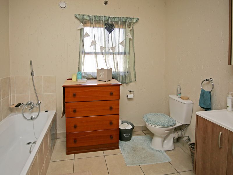 1 Bedroom 1 Bathroom Second floor apartment available in Douglasgate, Douglasdale - Photo 9