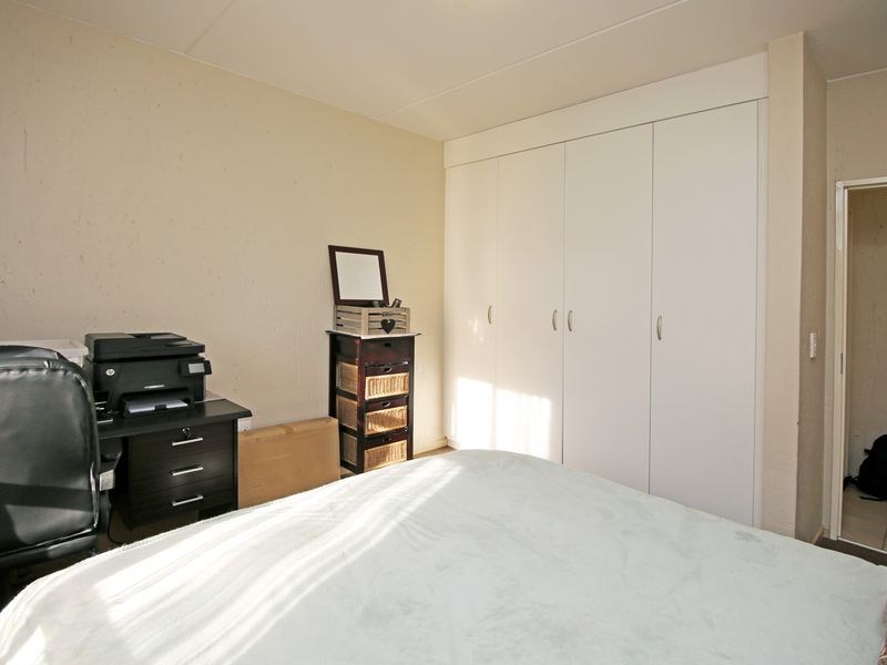 1 Bedroom 1 Bathroom Second floor apartment available in Douglasgate, Douglasdale - Photo 6