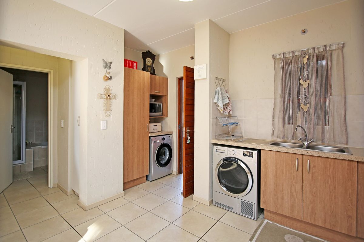 1 Bedroom 1 Bathroom Second floor apartment available in Douglasgate, Douglasdale - Photo 5