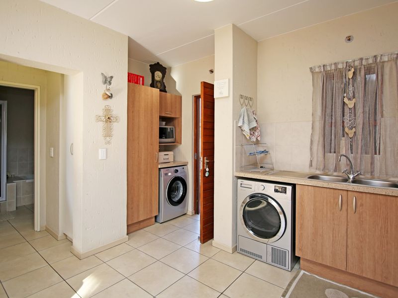 1 Bedroom 1 Bathroom Second floor apartment available in Douglasgate, Douglasdale - Photo 5