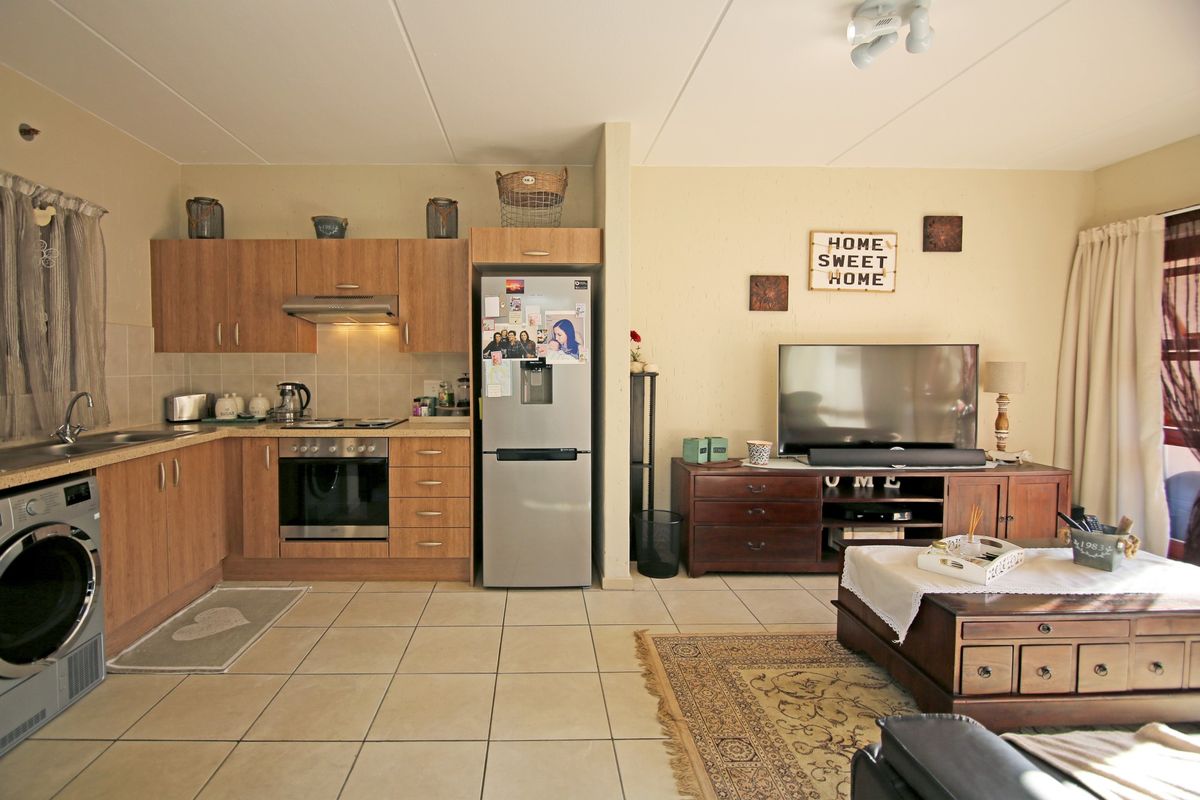 1 Bedroom 1 Bathroom Second floor apartment available in Douglasgate, Douglasdale - Photo 2